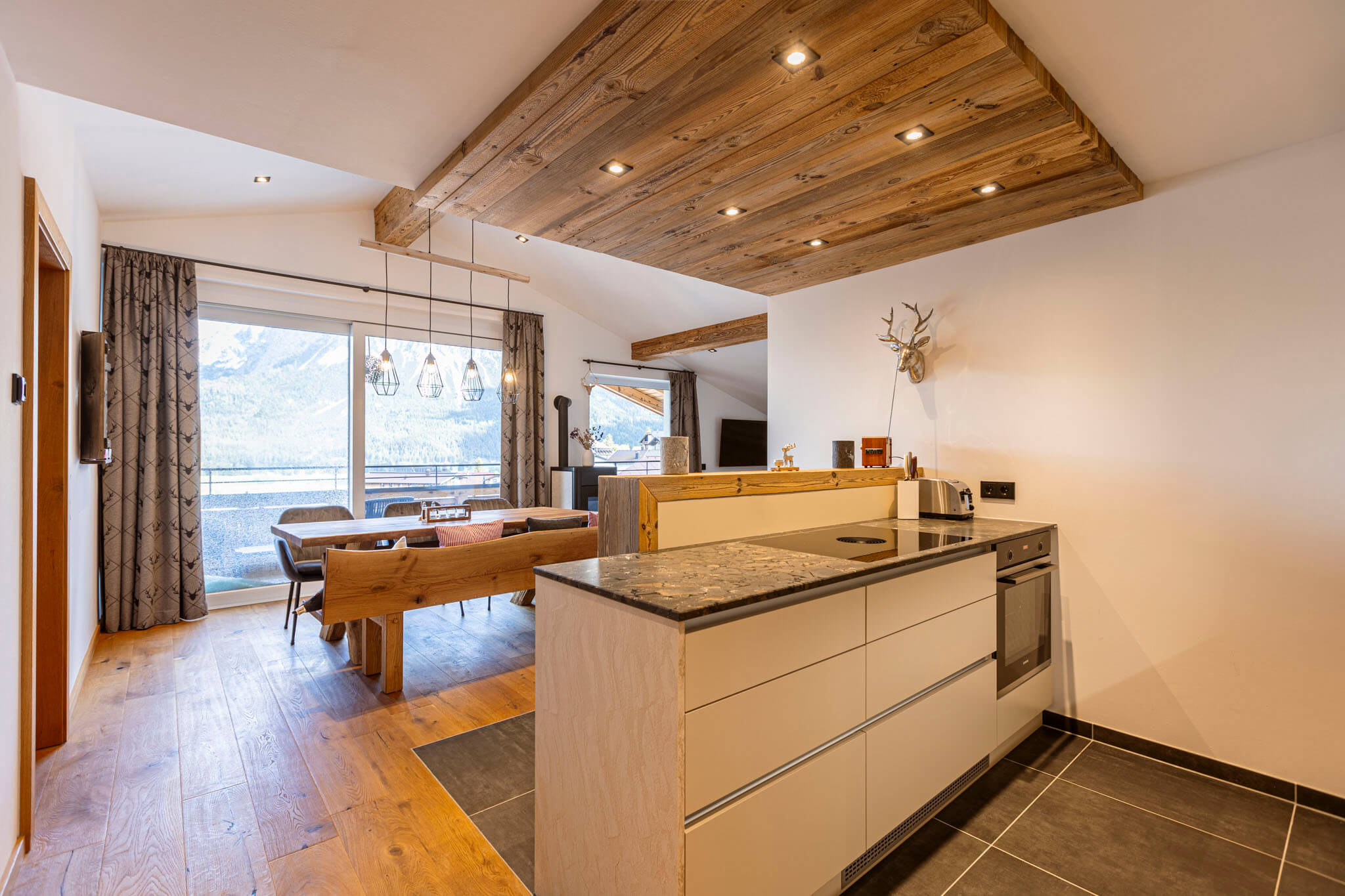 Koch- und Essbereich - Zugspitz Suites Lermoos Koch- und Essbereich - Zugspitz Suites Lermoos