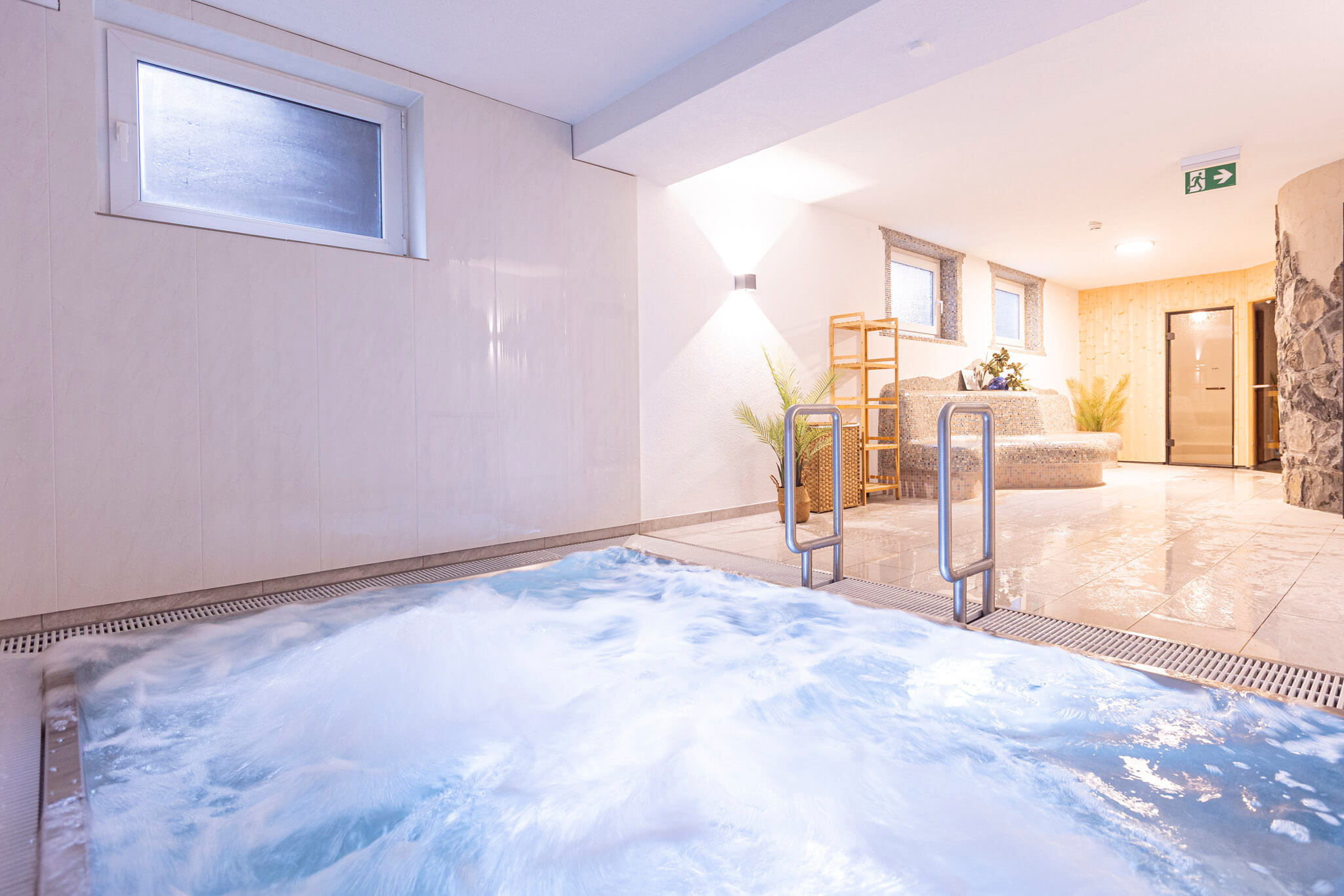 Whirlpool im Wellnessbereich der Zugspitz Suites Lermoos Whirlpool im Wellnessbereich der Zugspitz Suites Lermoos