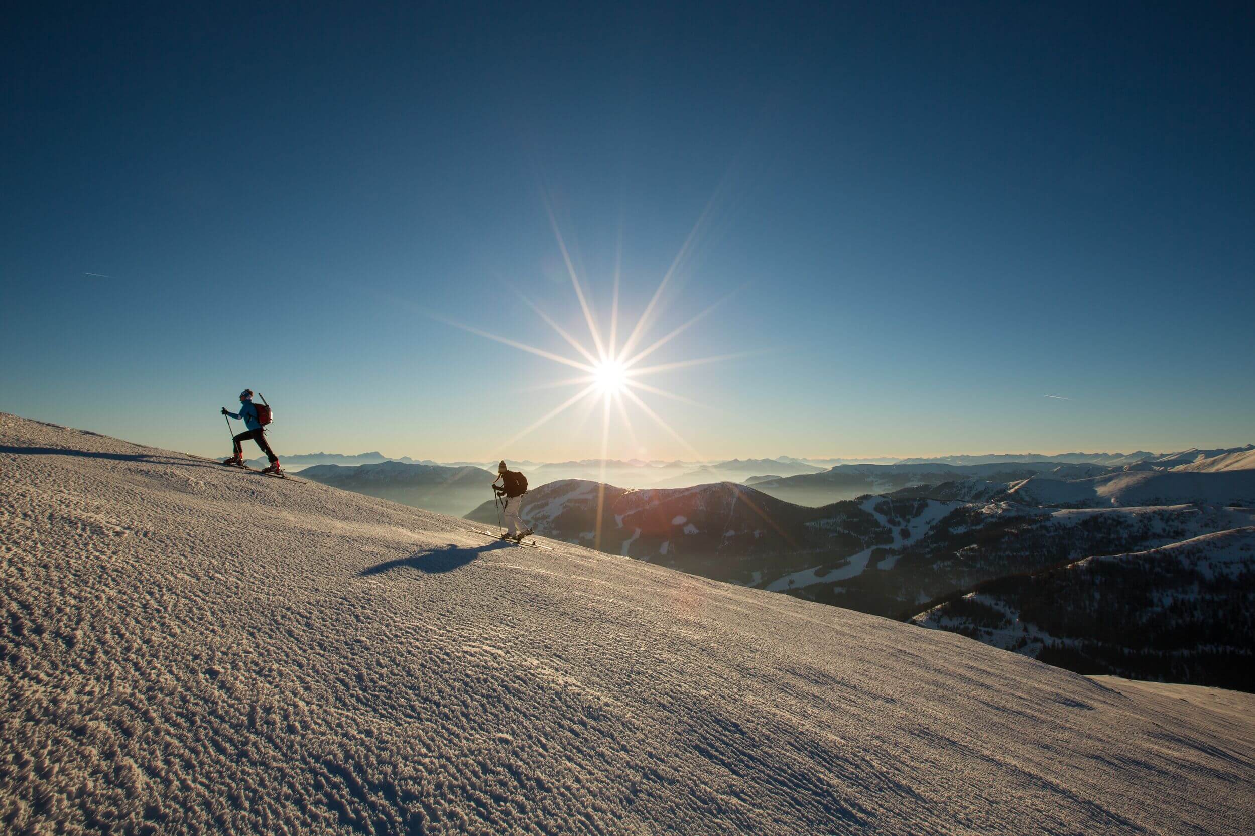 Skitour bei Sonnenaufgang – Winterurlaub in den Nockbergen Skitour bei Sonnenaufgang – Winterurlaub in den Nockbergen